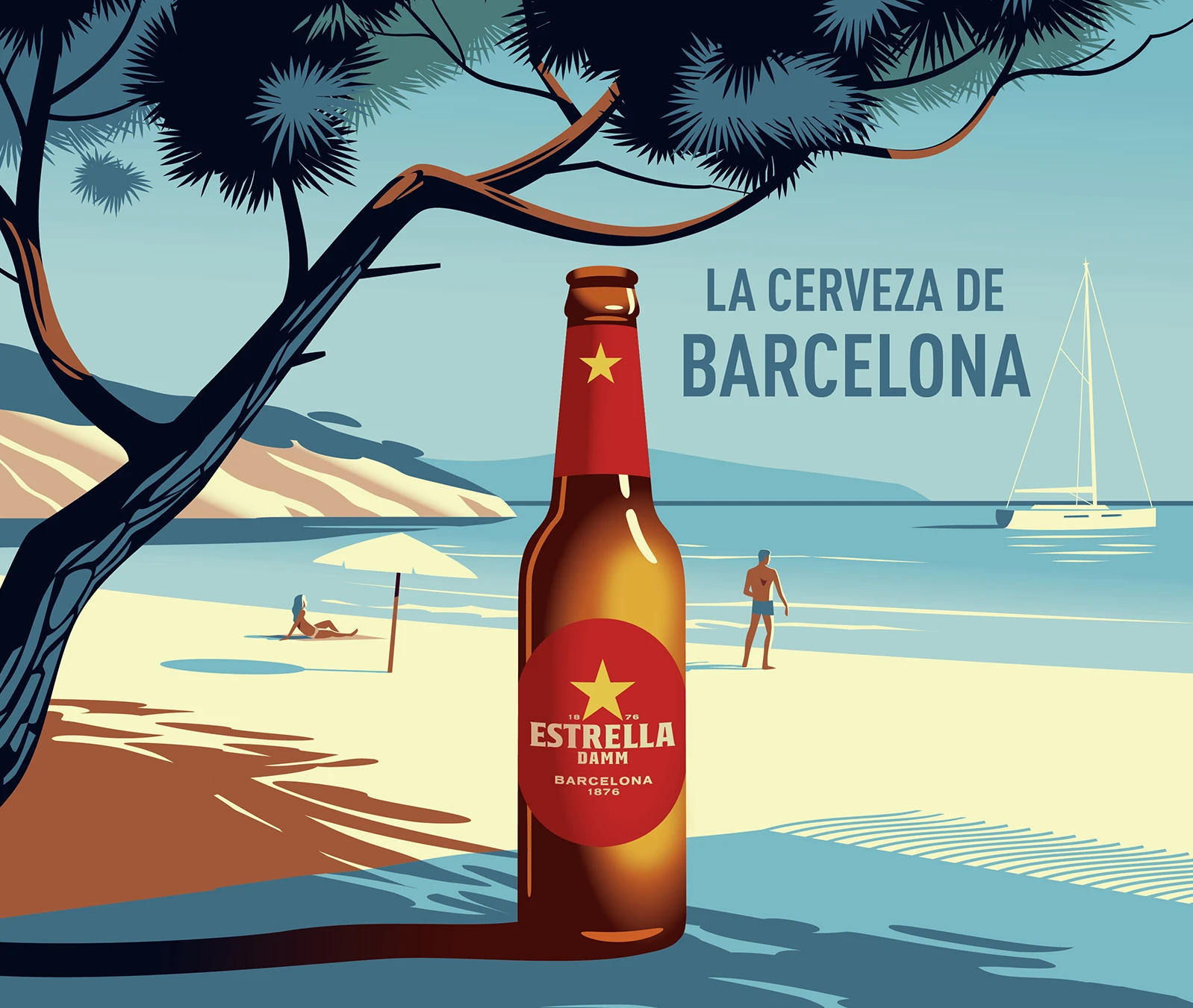 Eine gezeichnete Estrella Damm Bierflasche steht auf einem Handtuch am Strand. Im Hintergrund Meer, Segelboot und Personen.