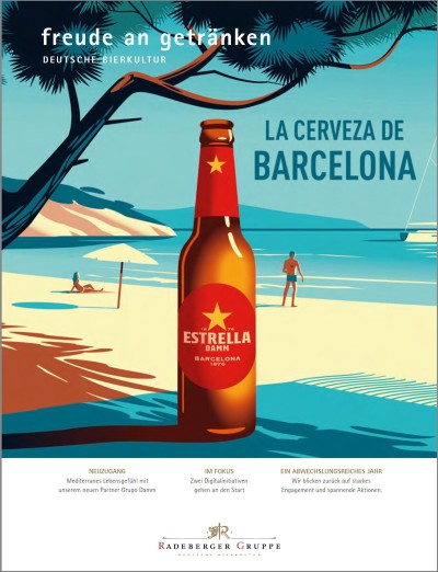 Eine Bierflasche steht im Vordergrund auf einem sonnigen Strand mit Palmen und blauem Meer im Hintergrund Menschen entspannen sich am Strand.