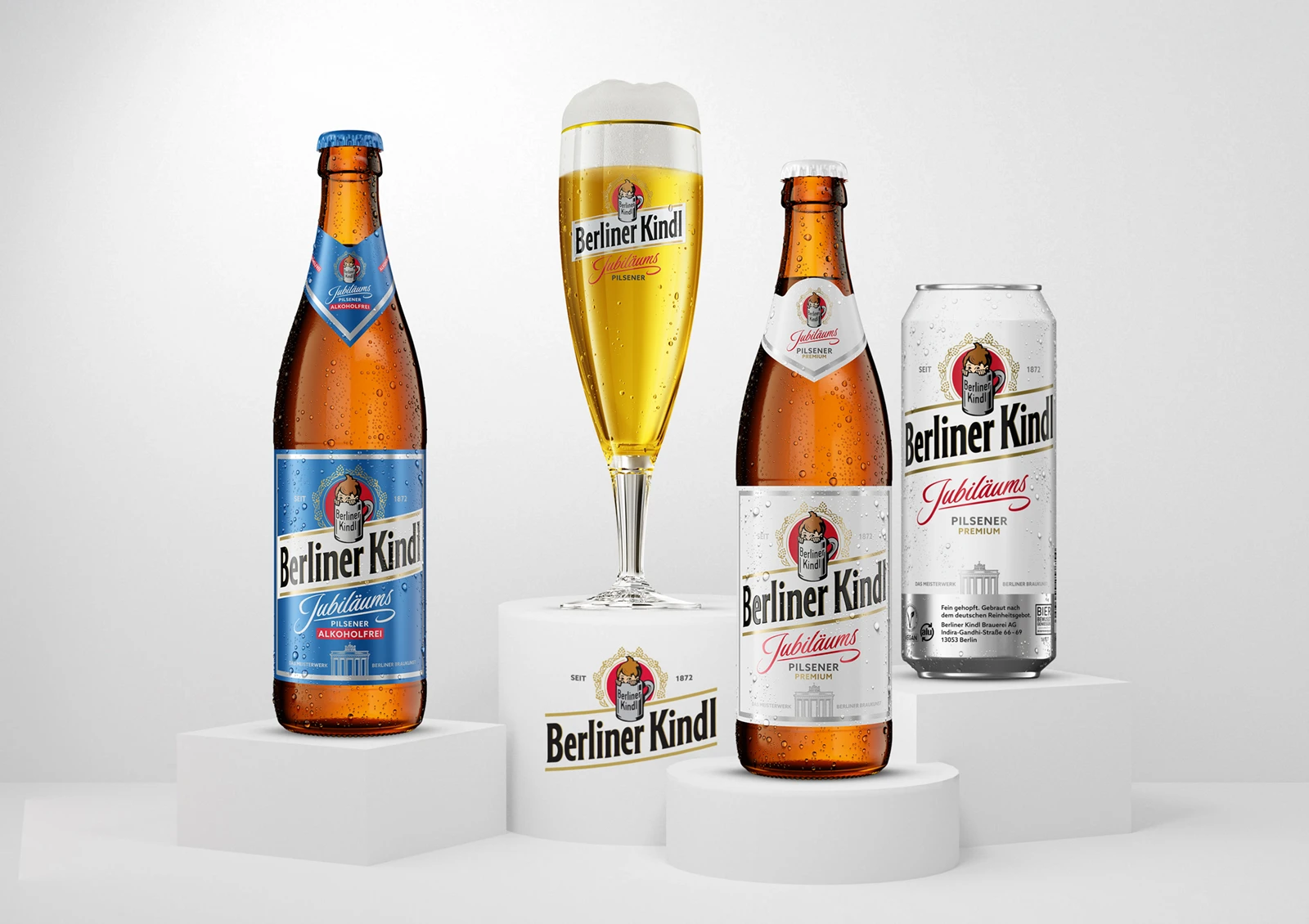 Drei Flaschen und ein Glas gefüllt mit goldener Flüssigkeit stehen auf Podesten.