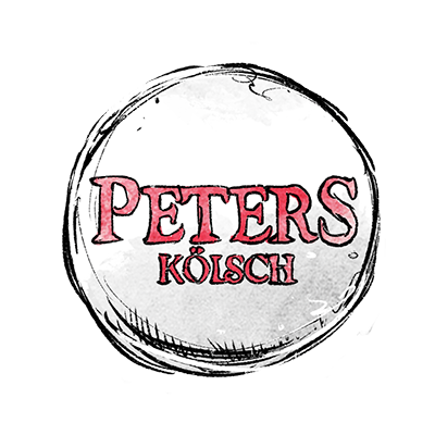 Kronkorken mit dem Schriftzug Peters Kölsch in roter Schrift auf hellem Untergrund.