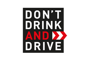 Schwarzes Rechteck mit weißer und roter Schrift, die vor dem Autofahren nach Alkoholkonsum warnt.