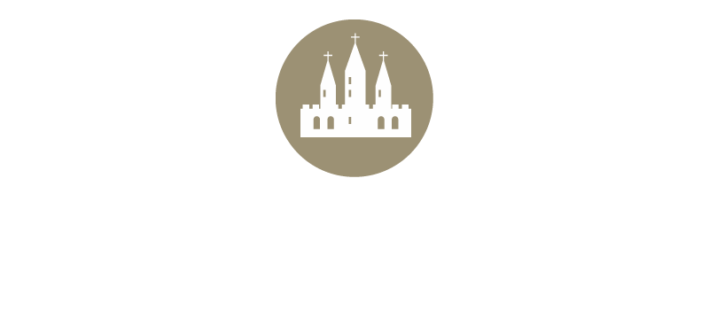 Weißes Kirchengebäude mit drei Türmen und Kreuzbekrönung auf rundem goldenen Hintergrund.
