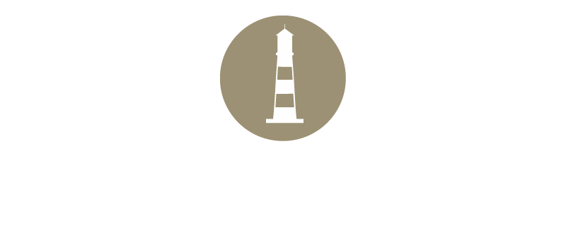 Weißer Leuchtturm mit zwei horizontalen Bändern auf rundem goldenem Hintergrund.