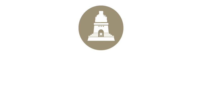 Weißes Denkmal mit breiter Treppe und zentralem Torbogen auf rundem goldenen Hintergrund.