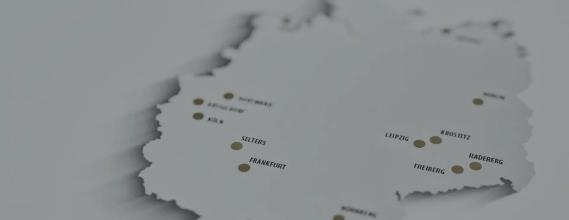 A close-up of a map shows parts of Saxony with marked locations.